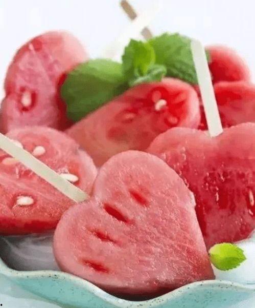 网红吃100斤瓜,场面壮观引热议